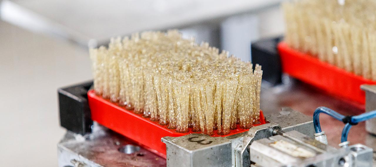 cepillo diamante cepillo industrial de Cepicat, utilizado para el acabado superficial de materiales como piedra, metal y madera.